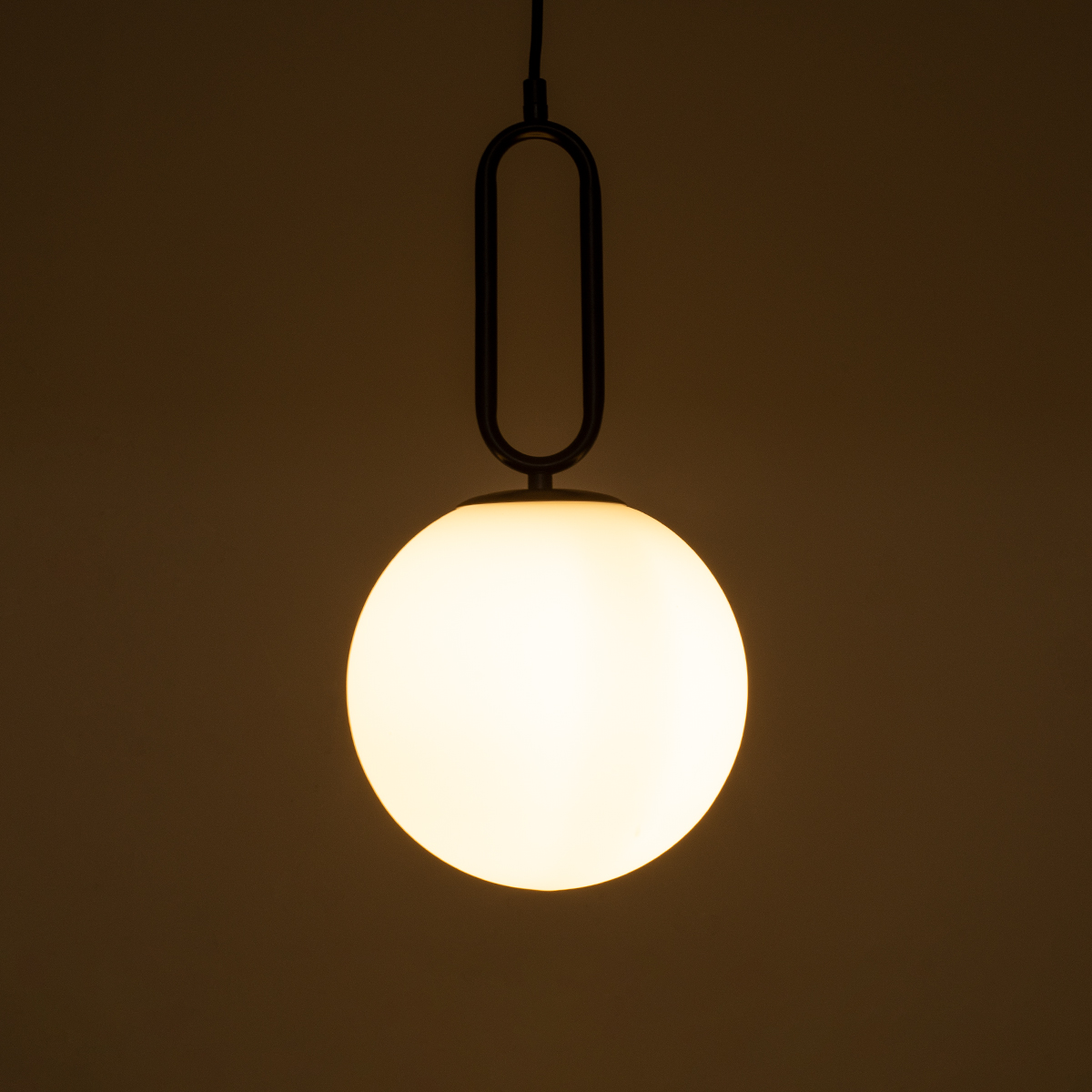 GloboStar® BELLISSIMO 61489 Μοντέρνο Κρεμαστό Φωτιστικό Μπάλα Μονόφωτο 1 x E27 IP20 Λευκό Γυαλί με Μαύρο Μέταλλο - Μ20 x Π20 x Υ42cm