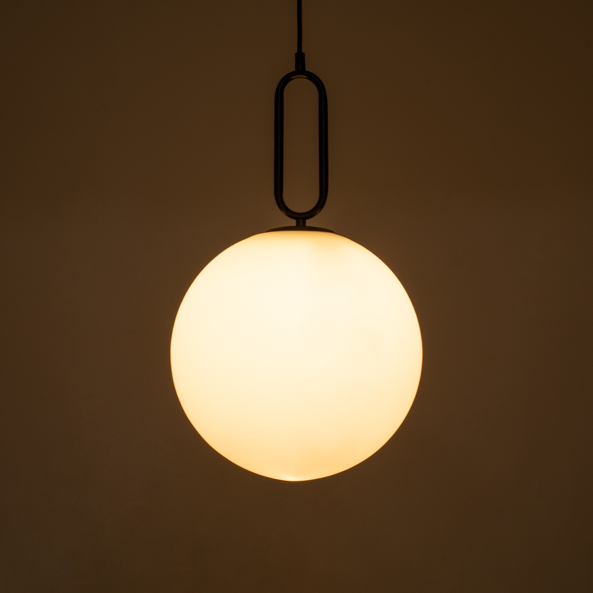GloboStar® BELLISSIMO 61490 Μοντέρνο Κρεμαστό Φωτιστικό Μπάλα Μονόφωτο 1 x E27 IP20 Λευκό Γυαλί με Μαύρο Μέταλλο - Μ30 x Π30 x Υ52cm