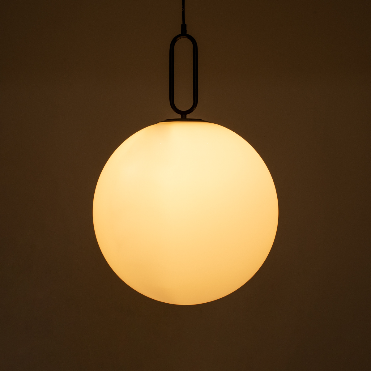 GloboStar® BELLISSIMO 61491 Μοντέρνο Κρεμαστό Φωτιστικό Μπάλα Μονόφωτο 1 x E27 IP20 Λευκό Γυαλί με Μαύρο Μέταλλο - Μ40 x Π40 x Υ62cm