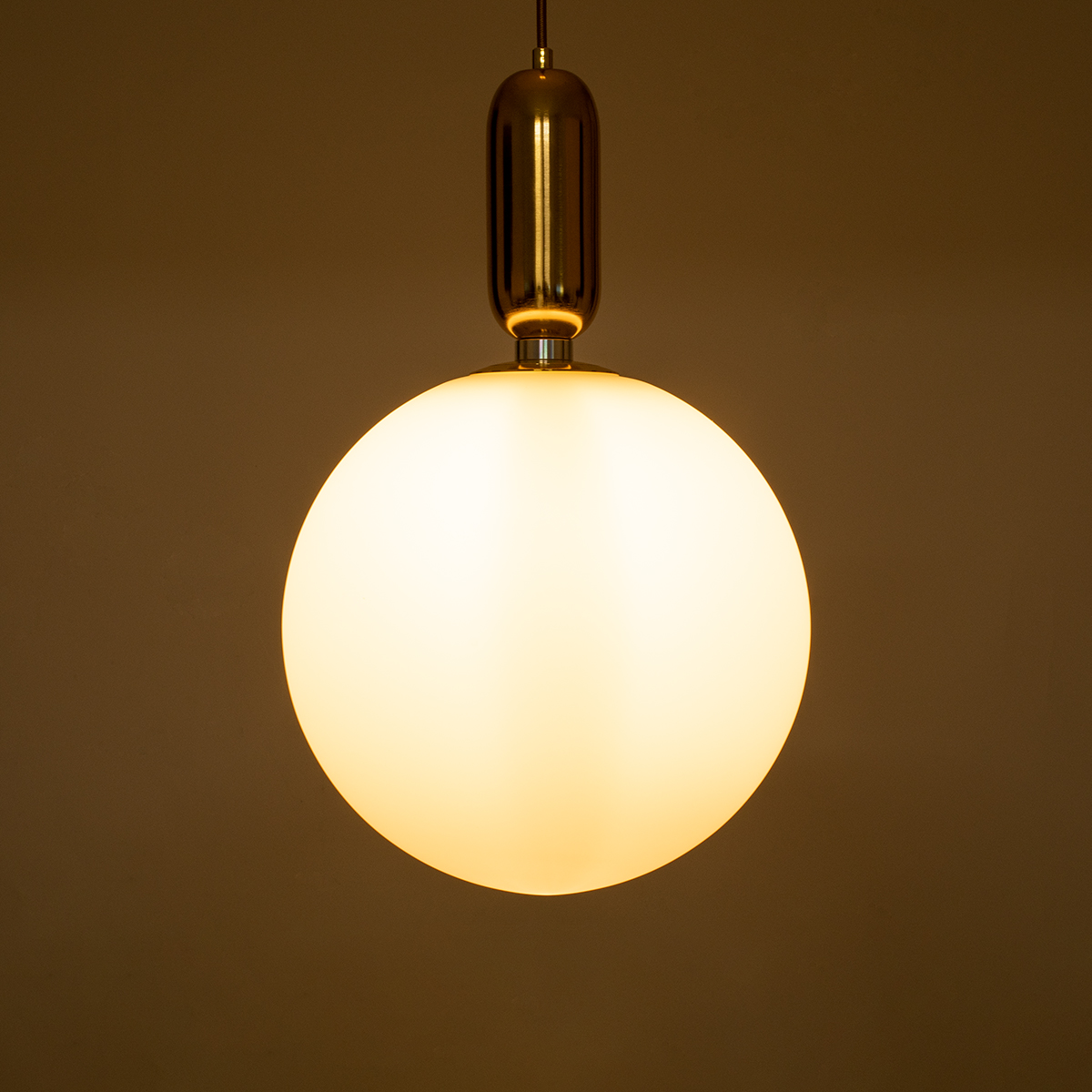 GloboStar® ESTETICO 61493 Μοντέρνο Κρεμαστό Φωτιστικό Μπάλα Μονόφωτο 1 x E27 IP20 Λευκό Γυαλί με Χρυσό Μέταλλο - Μ30 x Π30 x Υ48cm