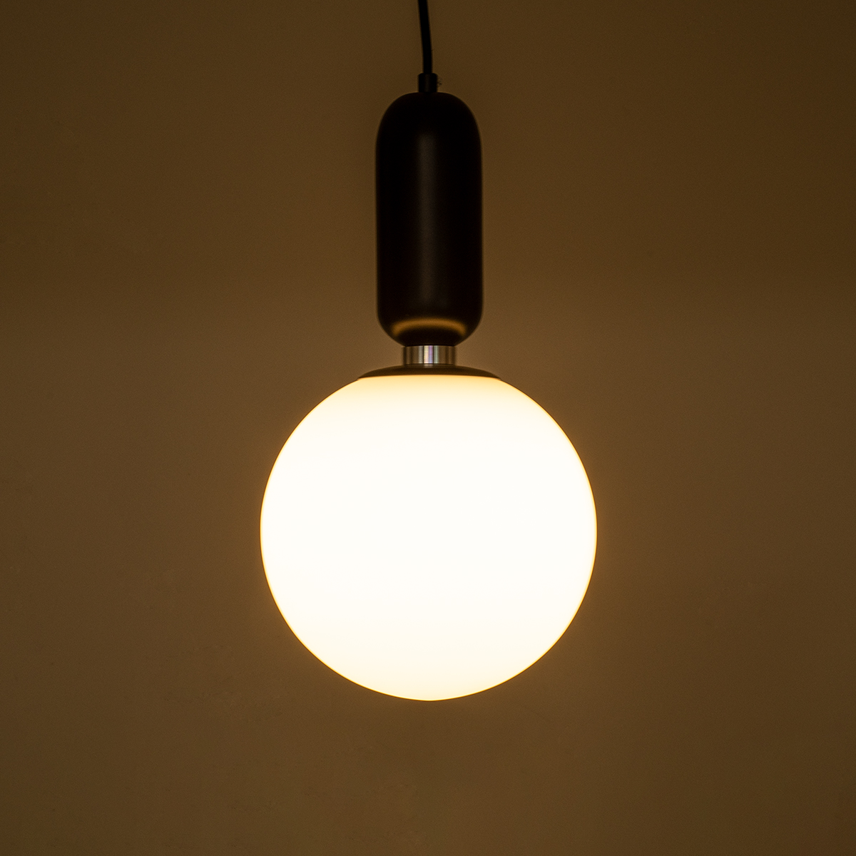 GloboStar® ESTETICO 61495 Μοντέρνο Κρεμαστό Φωτιστικό Μπάλα Μονόφωτο 1 x E27 IP20 Λευκό Γυαλί με Μαύρο Μέταλλο - Μ20 x Π20 x Υ38cm