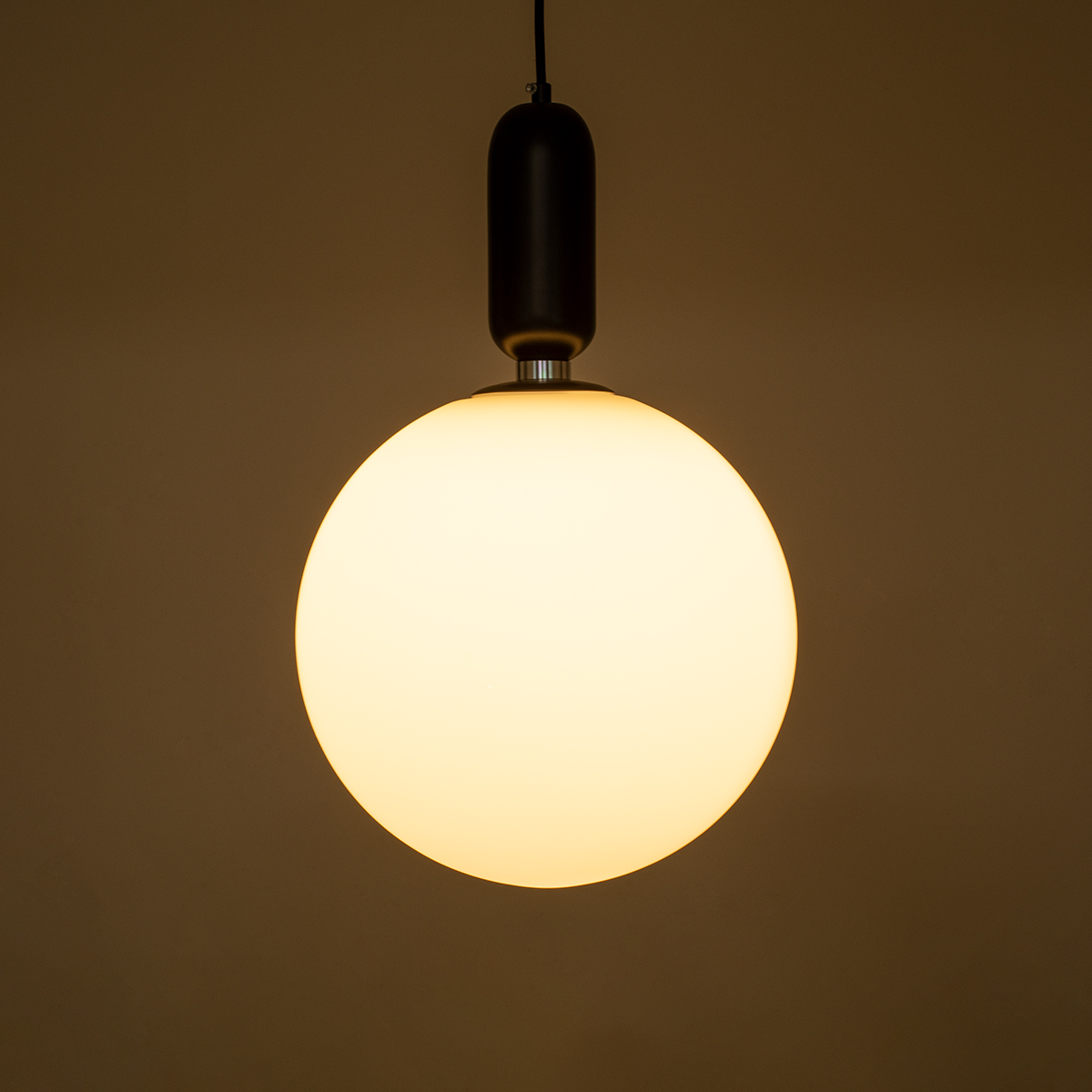 GloboStar® ESTETICO 61496 Μοντέρνο Κρεμαστό Φωτιστικό Μπάλα Μονόφωτο 1 x E27 IP20 Λευκό Γυαλί με Μαύρο Μέταλλο - Μ30 x Π30 x Υ48cm