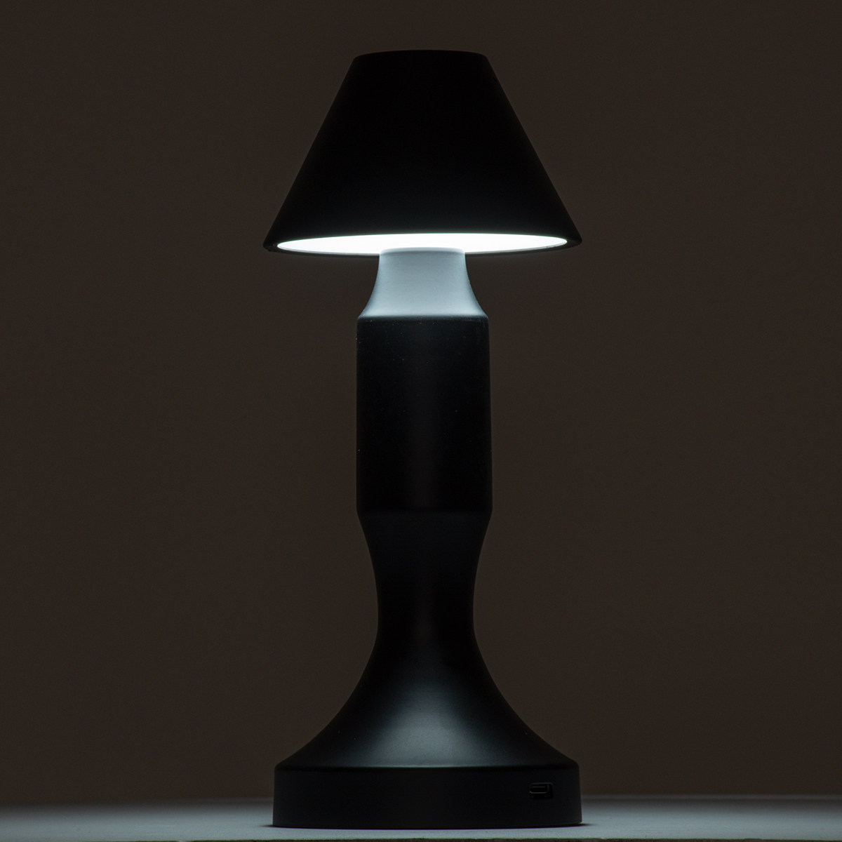 GloboStar® LUNNA 76476 Μοντέρνο Επιτραπέζιο Φωτιστικό Πορτατίφ LED 1.5W 105lm 120° DC 5V Επαναφορτιζόμενο με Μπαταρία Li-ion 1800mAh - Διακόπτη Αφής με 3 Εναλλαγές Φωτισμού CCT Θερμό - Φυσικό - Ψυχρό 1500K - 4500K - 6000K Dimmable - D9 x 23cm - Λευκό