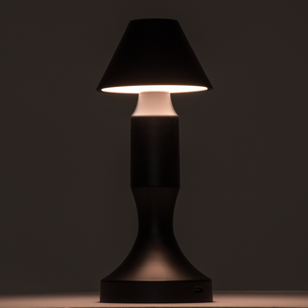 GloboStar® LUNNA 76476 Μοντέρνο Επιτραπέζιο Φωτιστικό Πορτατίφ LED 1.5W 105lm 120° DC 5V Επαναφορτιζόμενο με Μπαταρία Li-ion 1800mAh - Διακόπτη Αφής με 3 Εναλλαγές Φωτισμού CCT Θερμό - Φυσικό - Ψυχρό 1500K - 4500K - 6000K Dimmable - D9 x 23cm - Λευκό