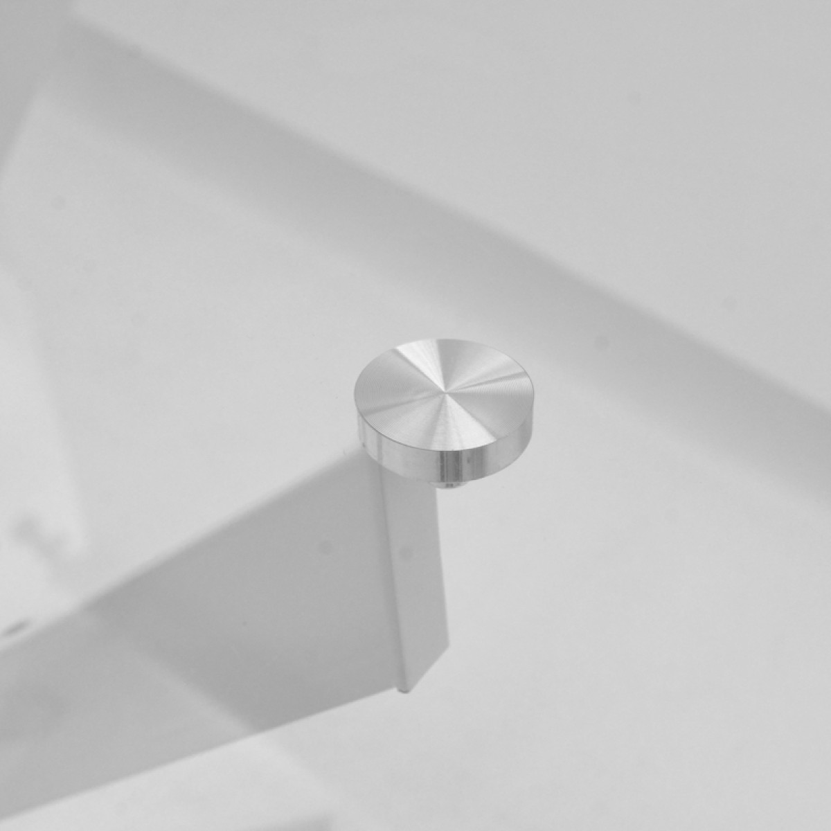 Τραπέζι Antoro pakoworld γυαλί και μεταλλικά πόδια σε λευκή απόχρωση Φ80x75εκ