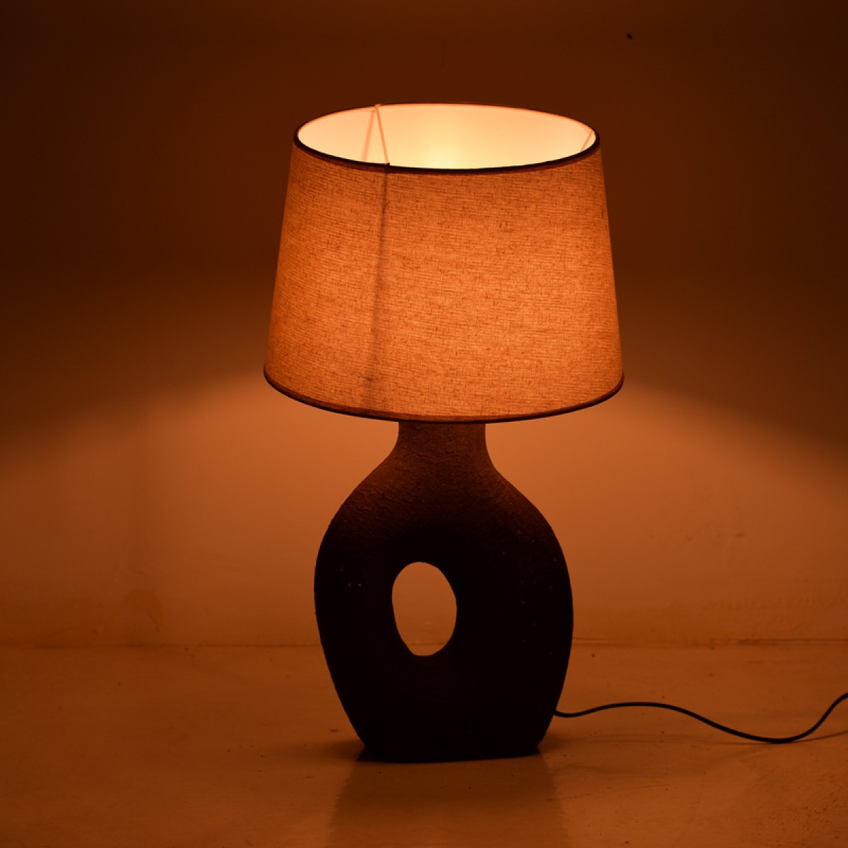 Επιτραπέζιο φωτιστικό Ovola Inart Ε27 κεραμικό σε γκρι antique-μπεζ απόχρωση Φ30x52εκ